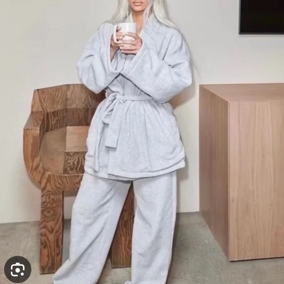 SKIMS Other - SKIMS Light Gray fleece wrap robe